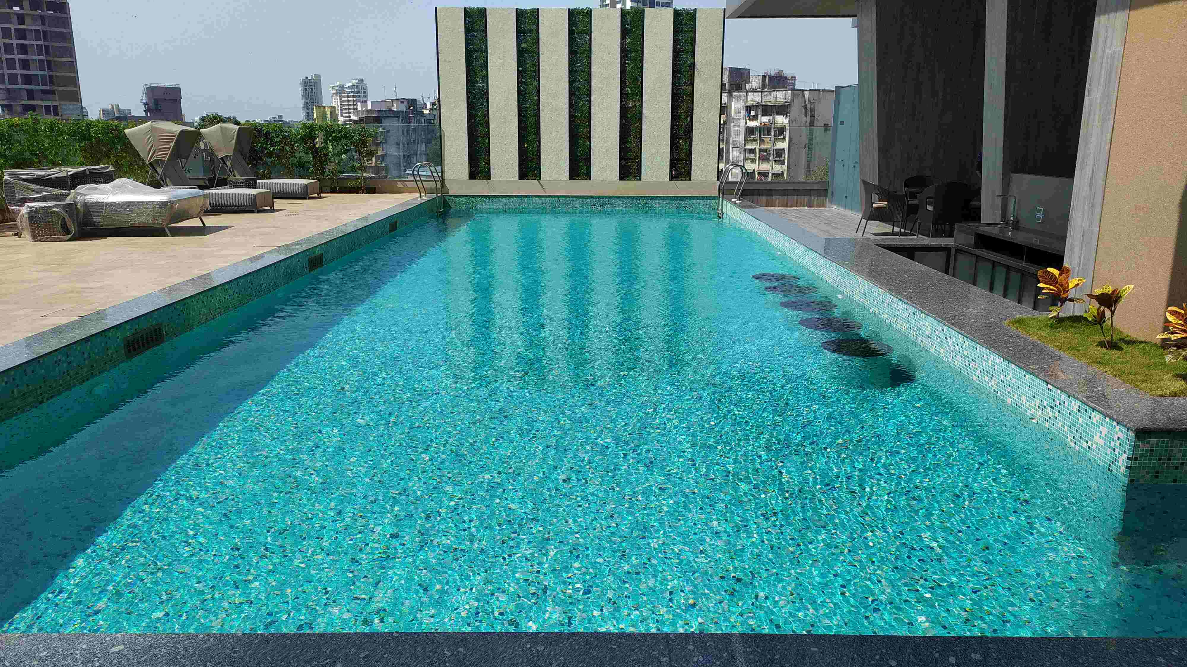 Tiled swimming pool constructurer